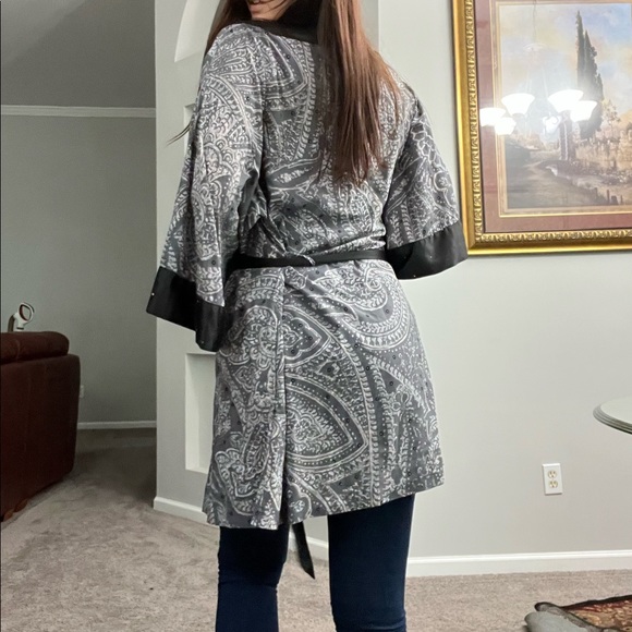 Soma Gray & White Pattern Robe - Picture 4 of 6